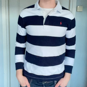 Randig rugbytröja Ralph Lauren - Tja! Säljer nu min randiga rugbytröja från Ralph Lauren. Storlek: XS, passar även S Skick: 9/10. Nypris: 1600kr. Modellen är 186 och väger 79kg. Kontakta mig för fler bilder och info! 