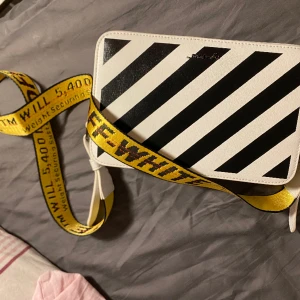 Off white väska  - Off white väska i bra skick, då jag tappade hoppet om att sälja slängdes orginalkartongen i brist på plats, därav sänkt pris. Tagsen är lite slitna i kanterna  men lappar sitter kvar på insidan och allt är helt och rent men där finns tecken på användning.