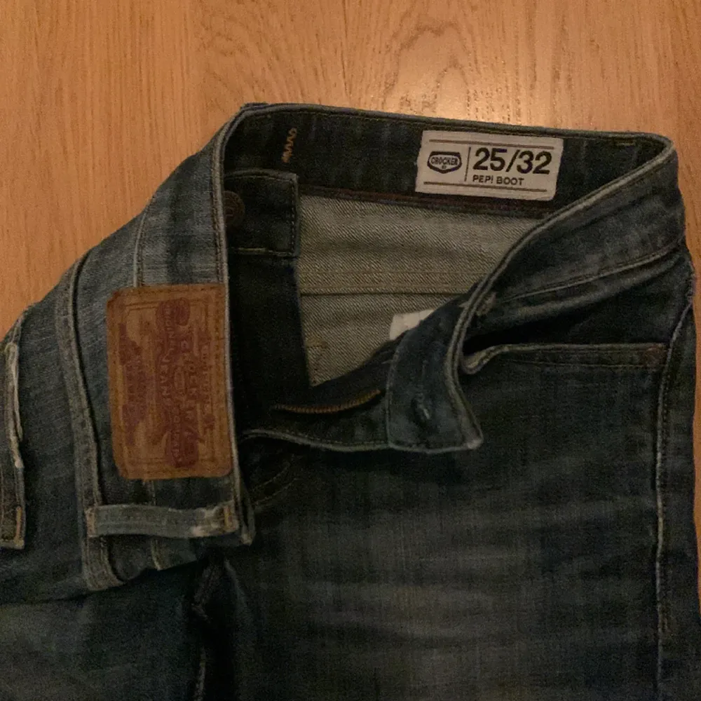 mörkblåa lowwaist bootcut jeans ifrån crocker i strl 25/32! I fint skick bortsett från ett hål på höger knä, dock syns det knappt när man har på sig dem. Skriv för fler bilder/mått/ frågor . Jeans & Byxor.