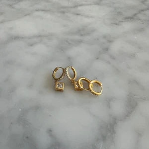 2 par mini örhängen  - 2 par mini örhängen från nakd, passar bra tillsammans (använda en gång, fint skick!)