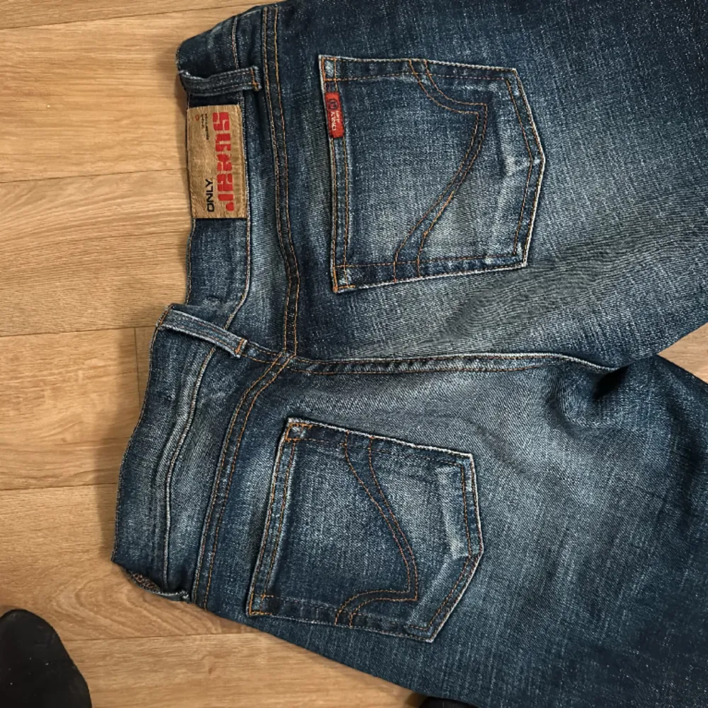 Jätte fina byxor. Dom sitter fint på Säljer men andledning att dom är lite korta för mig🩷. Jeans & Byxor.