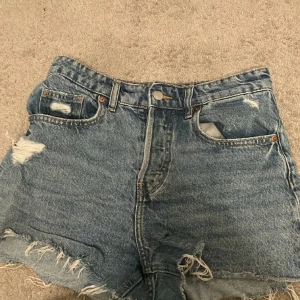 H&M shorts  - Fina shorts från H&M och är perfekta till en somrig look. Nypris 280kr. Säljer på grund av att dom är för stora. 