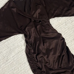 SIDEN KLÄNNING - En super fin siden klänning som inte kommer till användning tyvärr.. hoppas den gör någon annan glad istället. Använd 1 gång 