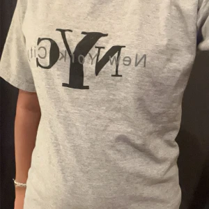 Nyc tröja - Säljer den här  t-shirten för 50 kr eftersom att den inte kommer till användning alls har använt exakt 1 gång hoppas någon blir intresserad och vill köpa💕