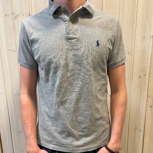 Ralph Lauren piké  - Ralph Lauren | Storlek M | Skick 9,5/10 | Nypris 1400kr  Modellen på bilden är 182cm och bär vanligtvis S/M