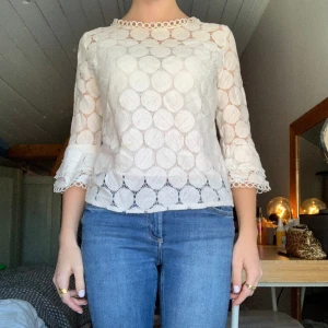 Fin trekvarts-blus - Säljer denna trekvartsblus då den inte kommer till användning💗det står att den är L men passar mig som är xs-S. Har lite spår av användning men syns nästan inte alls.