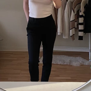 Kostymbyxor - Slim och högmidjade kostym byxor köpta för länge sen i Dubai. Säljer pga av att dom är lite för korta på mig, skulle funka för kortare tjejer 💕