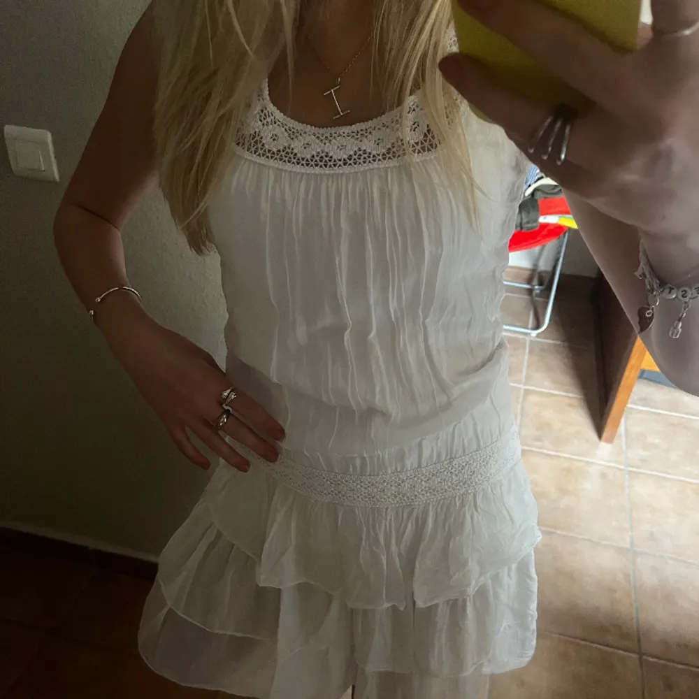Såå himla söt vit klänning!💕. Klänningar.