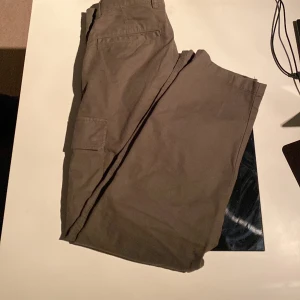 Uniqlo Olive Cargos - Mer åt det relaxade hållet, Size S, passar mellan Length 27-30, finns band så man kan knyta de om de är för stora, köpta i USA och är den perfekta Cargo byxan, Oliv/Militär färgad