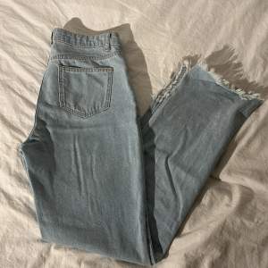 Ljusblå raka jeans från Hanna Schönbergs kollektion med Nakd. Långa i benen.