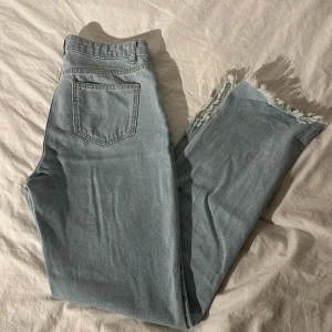 Jeans - Ljusblå raka jeans från Hanna Schönbergs kollektion med Nakd. Långa i benen.