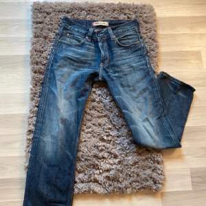 Jag säljer dessa super snygga Levis jeans som tyvär var förstora för mig. Dem är blå, Lågmidjade, ganska långa för mig som är 165, raka vid benen.💕