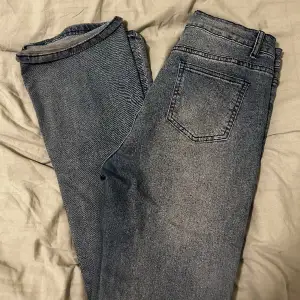 Jättefina jeans som inte kommer till användning längre. Sitter jättefint på, inte lågmidjade men inte högmidjade heller.