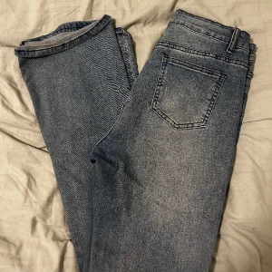 Bootcut Jeans - Jättefina jeans som inte kommer till användning längre. Sitter jättefint på, inte lågmidjade men inte högmidjade heller.