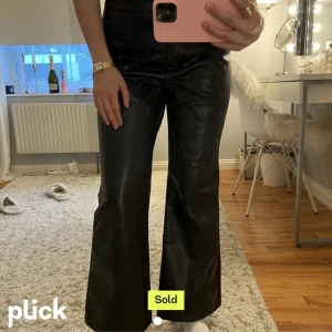 Skinnbyxor  - Skinnbyxor från Monki, köpta här på plick (bilderna är inte mina). Sitter jättebra på men säljer pga platsbrist i garderoben :( 