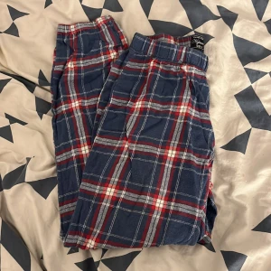 Pyjamasbyxor  - Vanliga tunna pyjamasbyxor  Inte blivit använda så i nyskick  