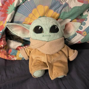 Gosedjur  - Baby yoda gosedjur, Fintskick inget trasigt💕 27cm lång, 27cm bred(arm t arm) öronen 12cm🤗 kontakta mig om ni har några frågor<3