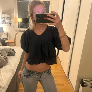 Blus  - Väldigt fin kort blus som är mörkblå💙