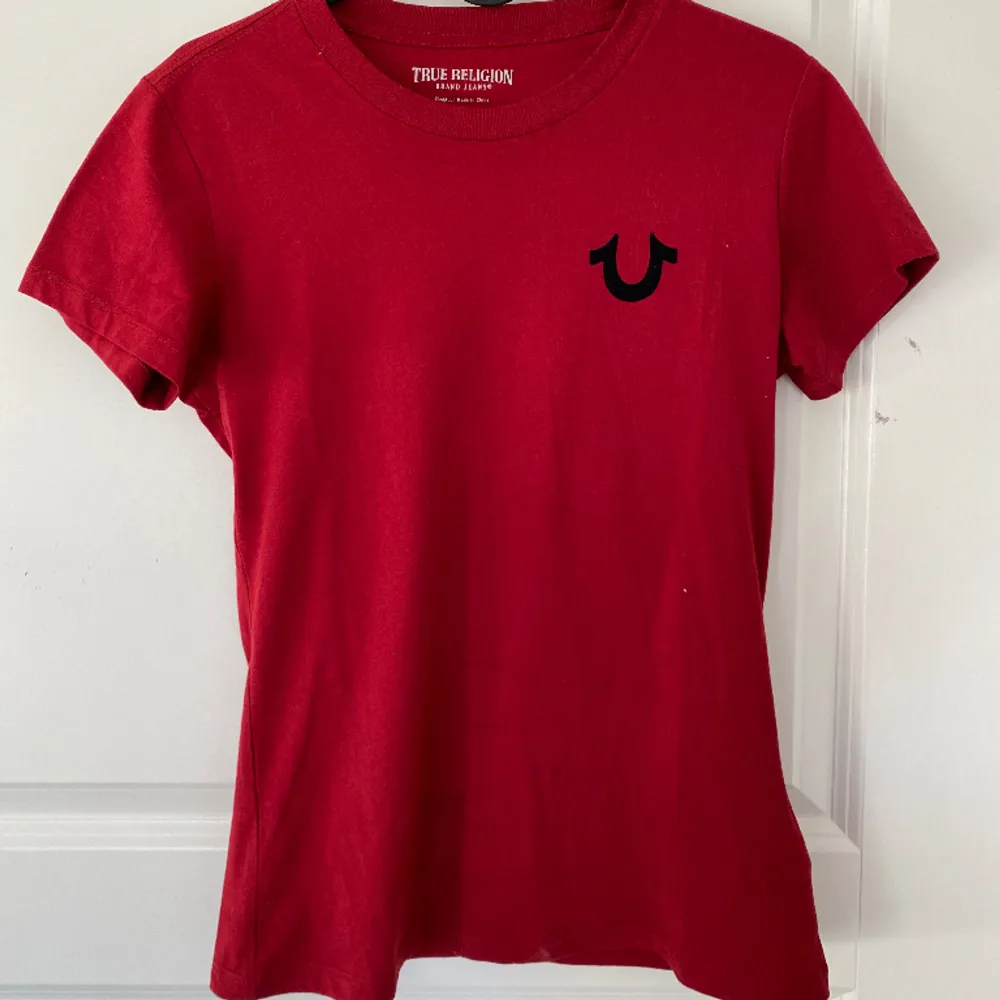 Säljer min jätte fina True Religion  t-shirt då jag bara använt den 2 gånger!❤️. T-shirts.
