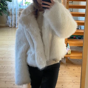 Vit pälsjacka  - Vit pälsjacka från Gina tricot som inte längre kommer till användning. Storlek L men passar mig som vanligtvis har S i jackor💕