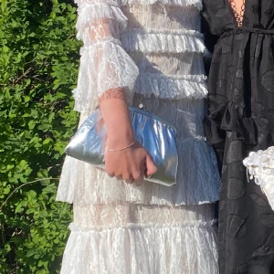 Clutch - Fin clutch som jag använde på balen och var supernöjd! Köpt second hand så vet tyvär inte vilket märke❤️