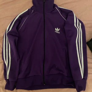 Adidas tröja - Adidas tröja i skit bra skick den sitter typ som L/M, knappt använd. Tveka inte på att skriva om du har någon fråga:)