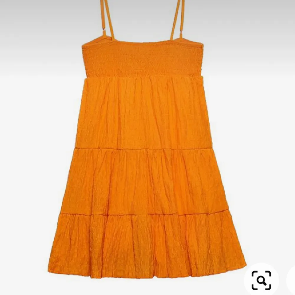Slutsåld sommar klänning från zara i orange💞storleken är S och nypris är 399🥰 Den är bara använd en gång och är i nyskick. Klänningar.