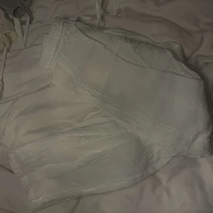 Lågmidjade linnebyxor  - Lågmidjade linnebyxor från Chelsea, köpta på Missäy! Sitter hur fint som helst men kommer inte till användning 🌟 Skriv för bild med dem på! 