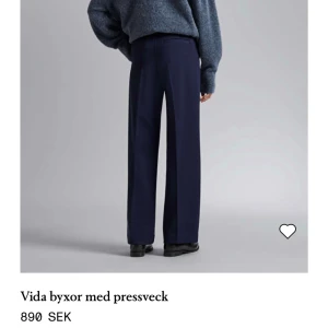 Kostymbyxor - Blå kostymbyxor från &other stories 🪅 Strl 36 och har nu blivit lite små för mig som har 38. Jag är 162cm lång och de är bra längd!  Sparsamt använda <3