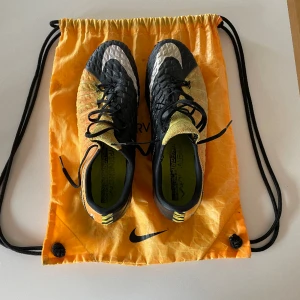 Nike hypervenom (FG/AG) - Storlek 44 lite sönder fram höger sko