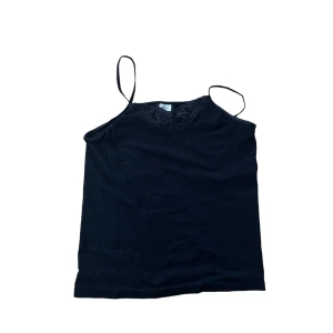 Svart linne - Svart linne med spetsdetalj 