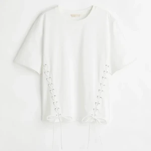 Vit topp med snörning - Säljer denna coola topp från hm i stl S, har den även i svart om någon är intresserad🫶🏻350+frakt/styck