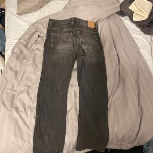 Tja säljer minna weekday space jeans då dom är för korta. Dessa snygga gråa baggy jeans är perfekta för alla Me bra stil eller skater stil.byxorna har exceptionell kvalite och är inköpta för ett år sedan för 600 på weekday. Skriv för fler frågor/bild