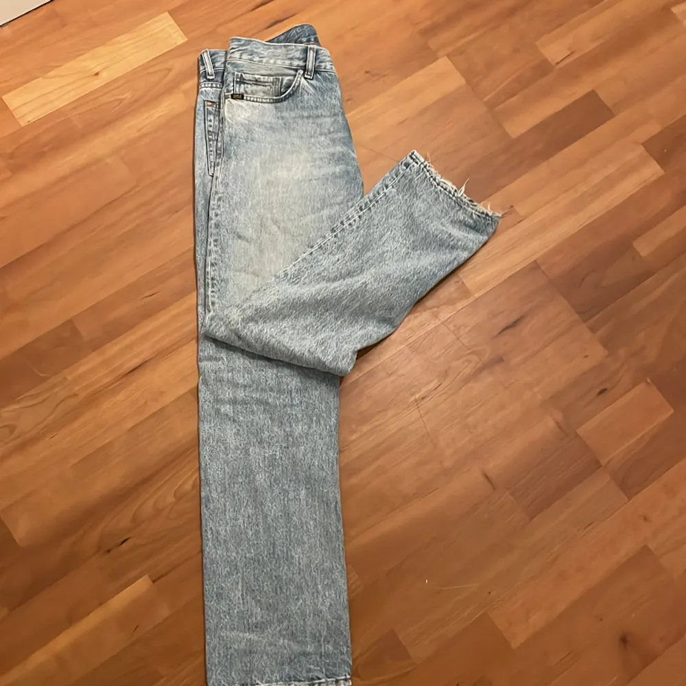 Tjena, säljer nu ett par Tiger of sweden jeans. Nypris ligger runt 1600 kr, säkjer för 549 kr. Storleken på dem är 28/30. Designen är uppsliten vid anklarna så det är inte slitage. Skick 8/10. Jeans & Byxor.