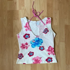 Topp - Topp med blommigt mönster, har en insydd rosa croppad linne under 💗