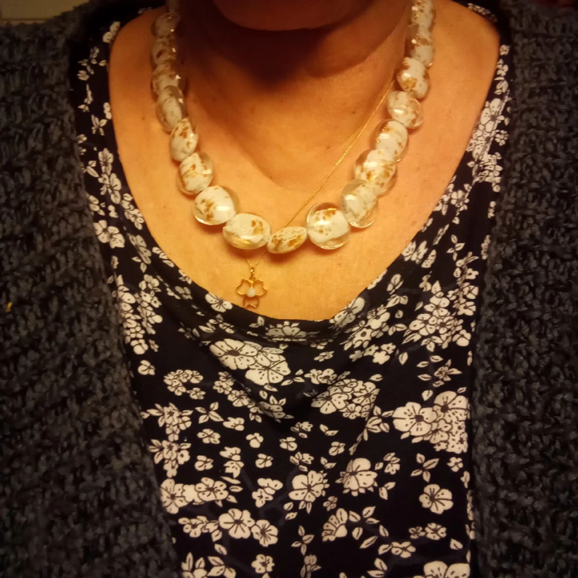 Halsband med glaspärlor med Guldglitter . - 91