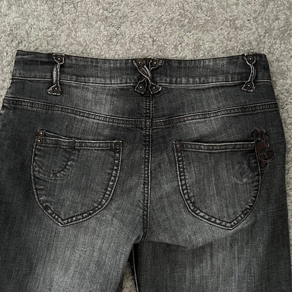 Väldigt låga bootcut jeans. De är gråa och extremt snygga. Sitter bra på mig som är 162cm lång :)  Hör av dig om du har frågor 🙏🏼. Jeans & Byxor.