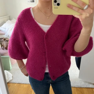 Kofta - Så fin lite glittrig rosa kofta från nakd, trekvartsärmad 💖💖 toppen skick, xs men stor i storlek passar de flesta, budgiving till måndag 12 februari 17:00 bud nu: 270