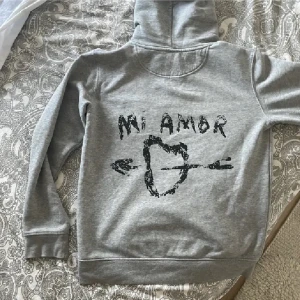 Mi Amor hoodie💗 - Säljer min fina mi Amor tröja eftersom att det inte kommer till användning längre💗 använd ett fåtal gånger men har inga defekter, storlek s💗