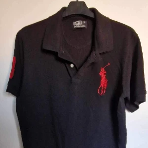 Polo Ralph Lauren skjorta - En snygg Ralph Lauren skjorta till sommaren!☀️ Storlek XL men passformen är till storlek M/L.