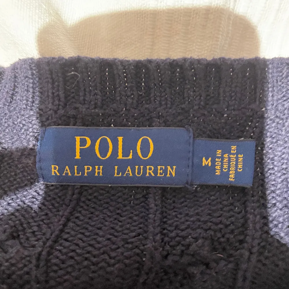 Kabelstickad Ralph lauren tröja  Skick 9/10 inga defekter  Säljer pga för liten  Hör av dig vid minsta lilla fråga. Tröjor & Koftor.