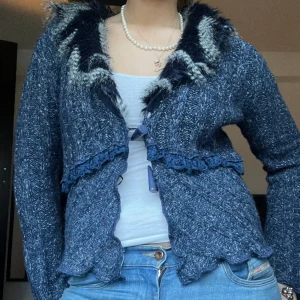 Pälskofta - Såå cool kofta med pälskrage och volanger från märker Ella i storlek M!💙