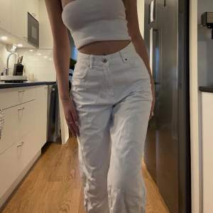coola vita jeans ifrån bershka i strl 36🤍 sitter bra och bra i längden på mig som är 172cm, knappt fått användning av dem därav säljer jag dessa🤍