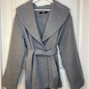 Kappa - Säljer min gråa kappa från Bikbok. Köpt för några månader sen. Nyskick, köpt för 700kr. Hör av dig vid frågor. Pris kan diskuteras💕 klicka endast på köp nu om du vet att du ska köpa!