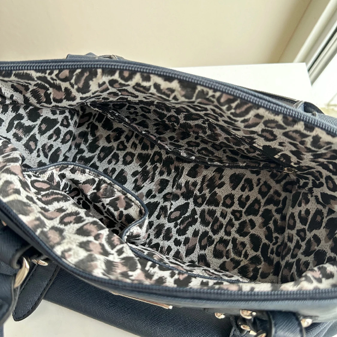 Mörkblå väska med leopard - 90