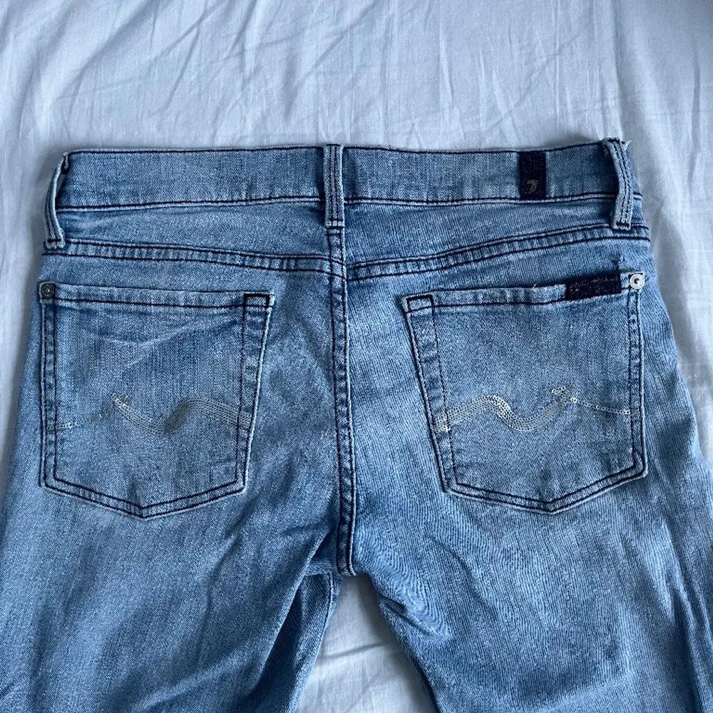 Så fina jeans i storlek 25/26 ❤️❤️ med super coola detaljer på bakfickorna ❤️har inte midjemått . Jeans & Byxor.
