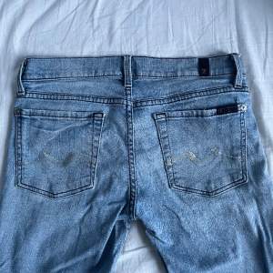 Så fina jeans i storlek 25/26 ❤️❤️ med super coola detaljer på bakfickorna ❤️har inte midjemått 