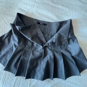 Mini kjol - Slutsåld Lågmidjad kortkjol från Gina Tricot i färgen grå, använd 1 gång så i fint skick!🩶strl M men passar även S Nypris 399