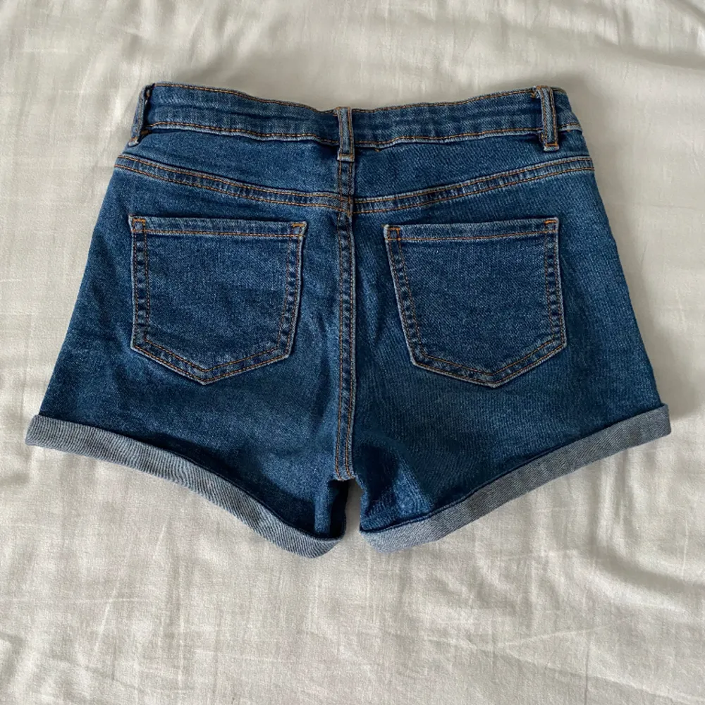 Begagnade shorts i bra skick💞De har inga defekter. Säljer pga att de är för tighta, passar någon som har xs👍🏼  Skriv till mig för fler frågor🫶🏼. Shorts.