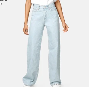 Junkyard wide leg jeans - Jeansen är från junkyard (tror dom slutat sälja dem nu?) nypris: 500. De är för små för mig nu därför har jag inga nya bilder. De är mycket använda därav slitna längst ner och även små små fläckar som knappt syns på knät. Storlek 24 (passar XXS). 